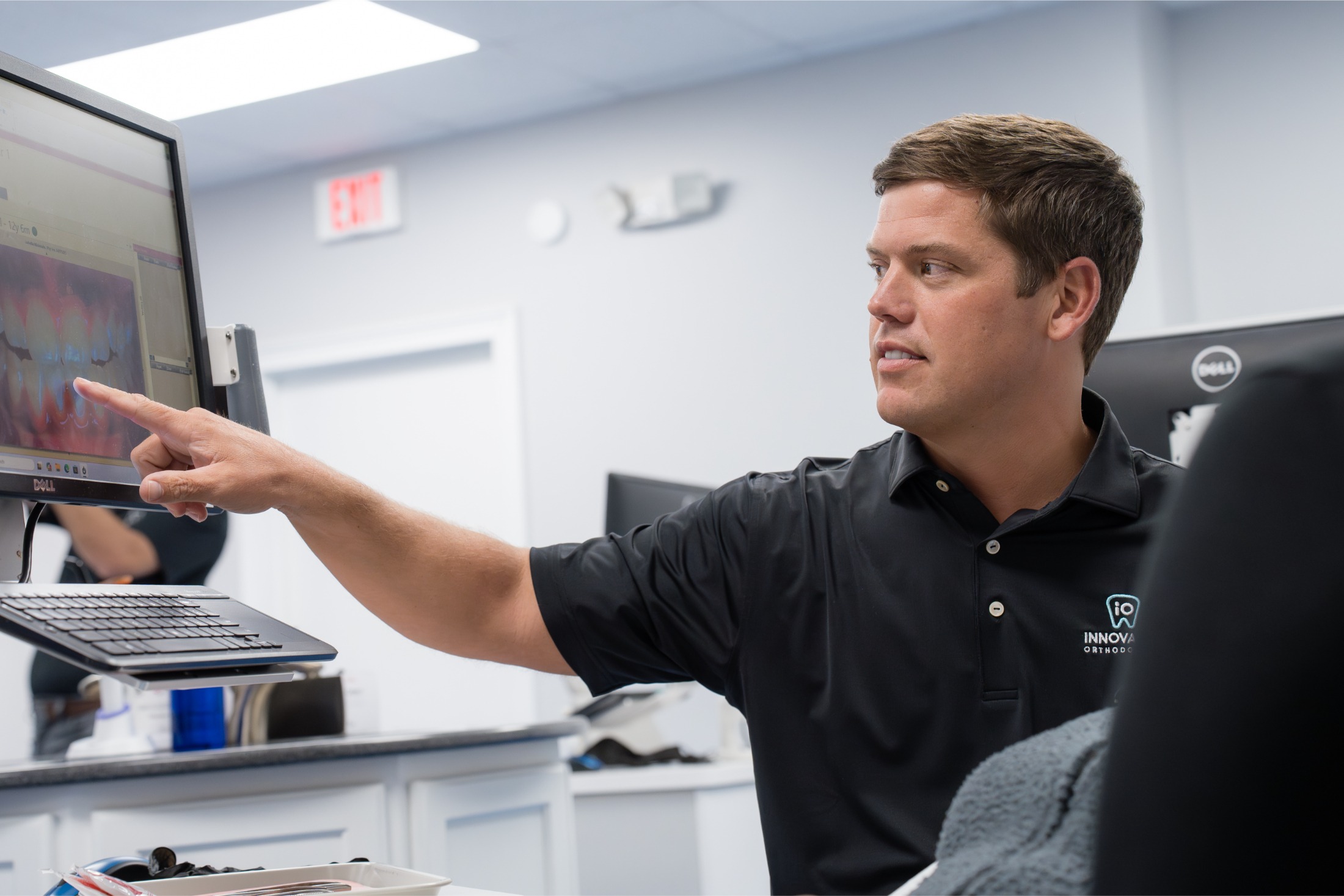 Dr. Clayton presenting orthodontic treatment plan on computer screen at Innovative Orthodontics.